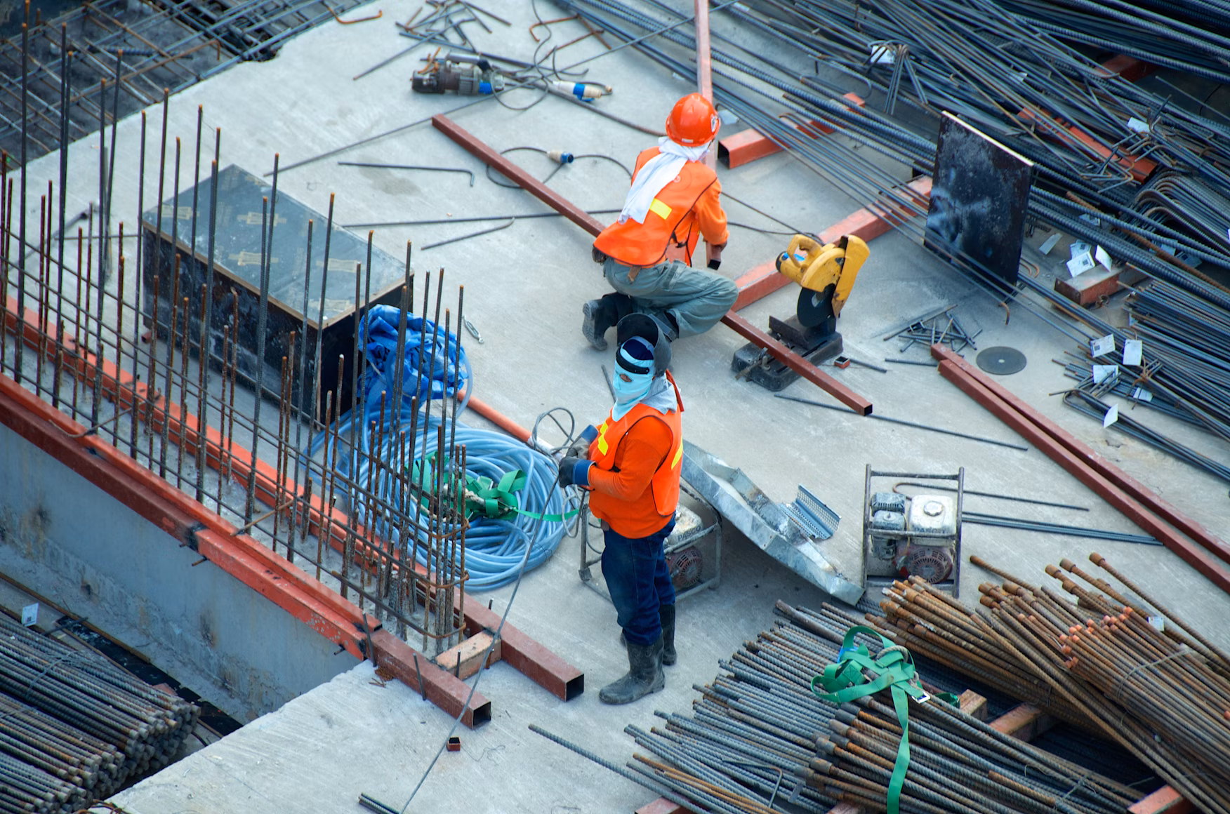 photo-1504307651254-35680f356dfd